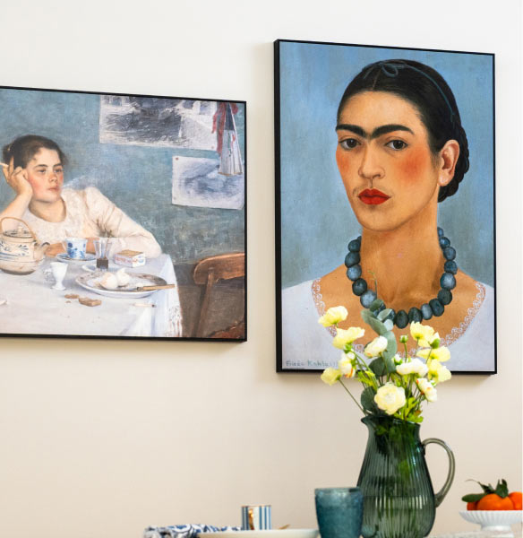 Salle à manger avec deux posters
