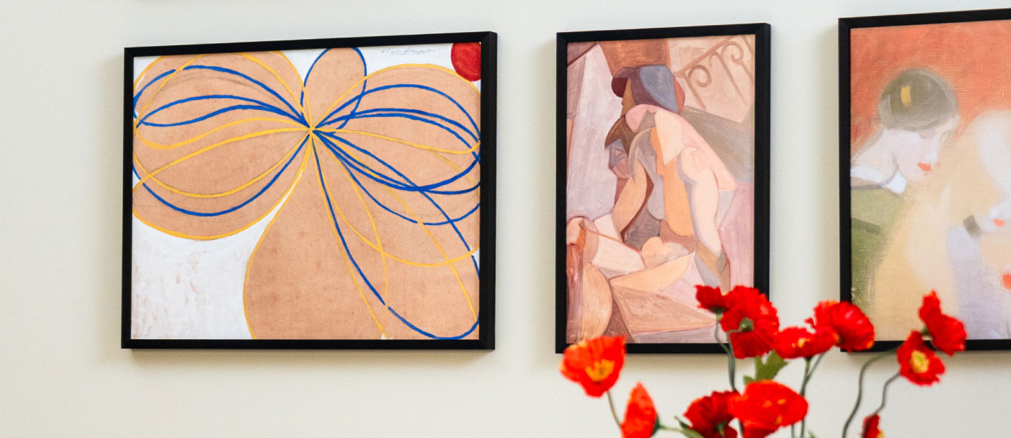 Trois tableaux abstraits avec des coquelicots