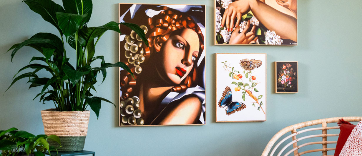 Mur de tableaux avec des tableaux encadrées